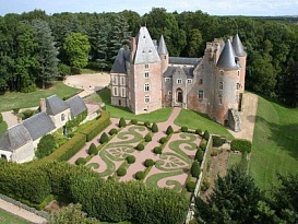 Французский замок 15 века можно купить по интернету.